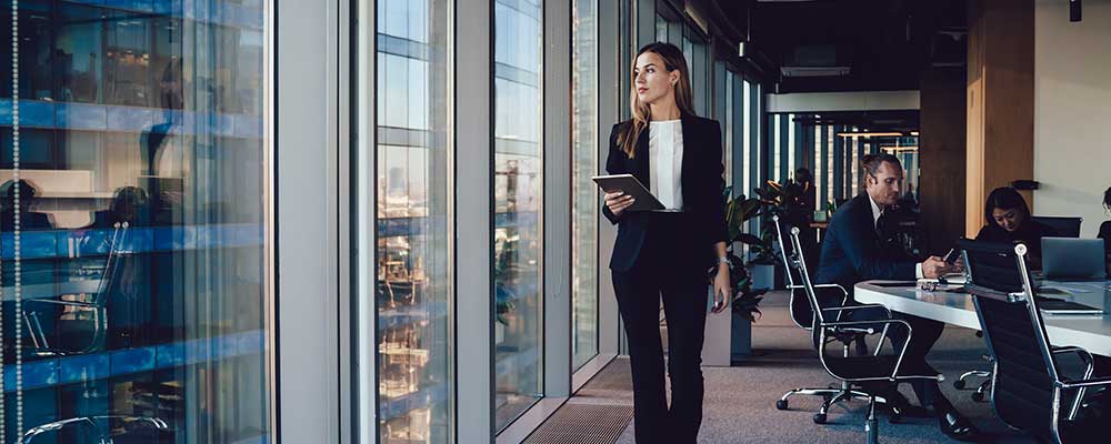 Vrouw met een bestuurdersaansprakelijkheid verzekering