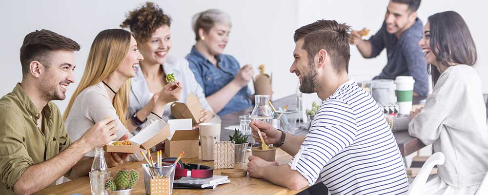 Collectief zorgverzekering voor etende medewerkers aan tafel