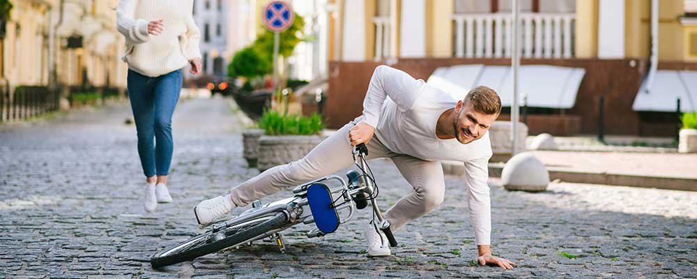 Ongevallenverzekering voor man die van de fiets valt