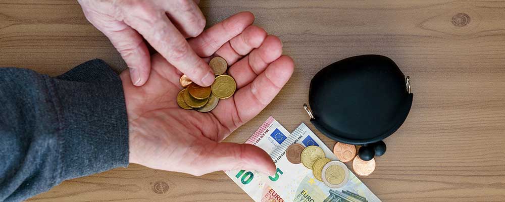 hand met weinig geld door pensioengat