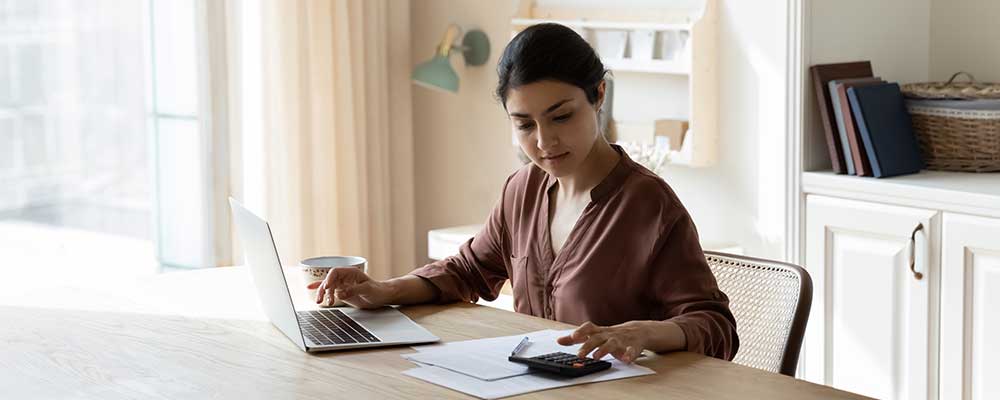 vrouw kijkt op haar regiobank betaalrekening