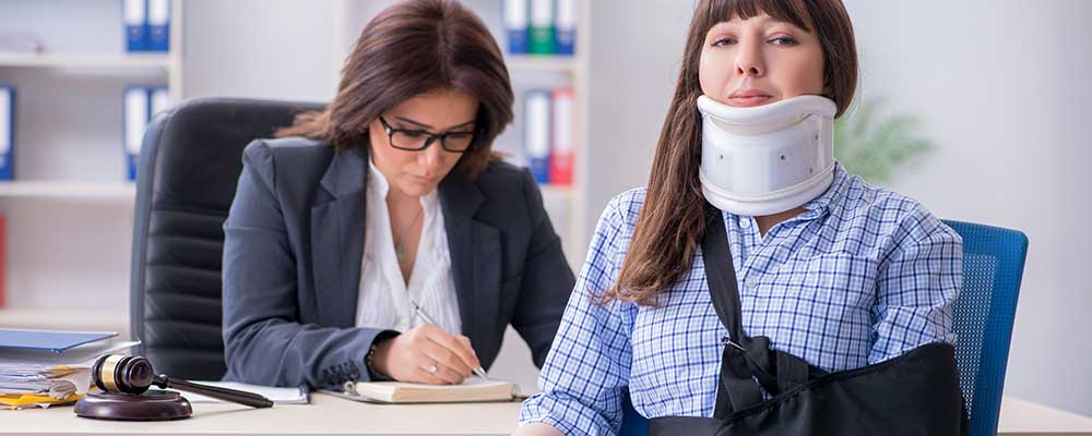 aansprakelijkheid verzekering voor gedupeerde vrouw met gebroken nek