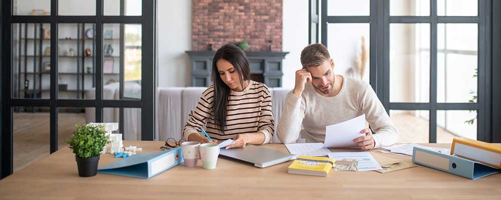 man en vrouw kijken naar de aftrekposten voor de belasting