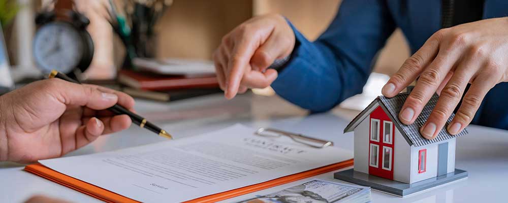 persoon gaat de hypotheekrente vastzetten in een contract